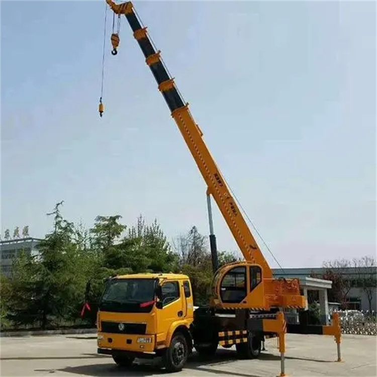 三角镇钢筋笼入孔时,由吊车采用单点起吊