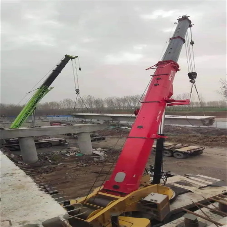 三角镇钢构件起吊,吊点采用几点绑扎